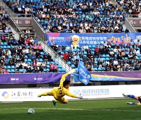 悦盈平台 -关键时刻体能课后，成都蓉城队长鼓劲备战亚冠，引发热议，临场指挥获称赞 